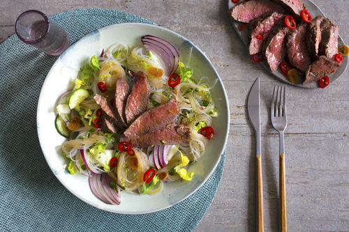 Saftiges Rinderhüftsteak auf thailändischem Glasnudelsalat