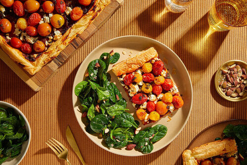 Bunte Kirschtomaten-Tarte mit Feta dazu Spinatsalat mit Kapern und Rauchmandeln