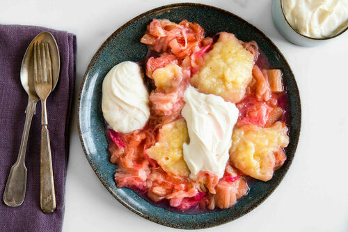 Rhabarber-Apfel-Kompott mit Teighaube dazu Vanillecreme
