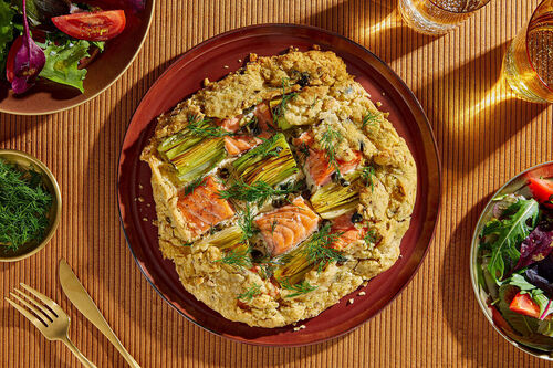 Pistazien-Galette mit Lachs und Fetacreme mit Kapern, Dill und Wildkräutersalat