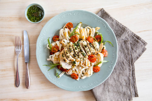 Estragonhuhn auf Tagliatelle mit Ricotta-Nuss-Pesto und Tomaten