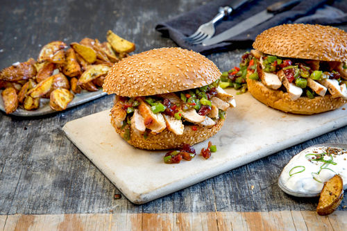 Putenburger mit Paprikasalsa dazu Ofenkartoffeln und Joghurtdip