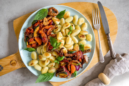 Italienische Rindfleischpfanne mit goldbraun gebratenen Gnocchi