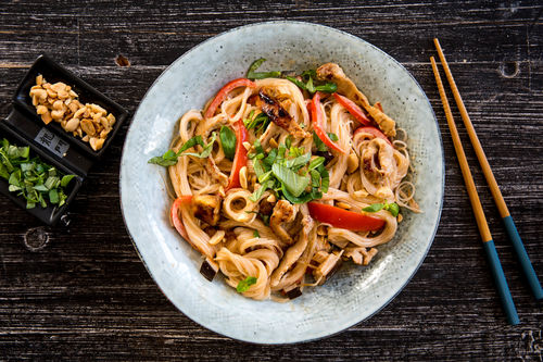 Rotes Schweinefleischcurry mit Glasnudeln und Thai-Basilikum
