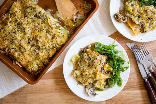 Kartoffel-Gemüse-Gratin mit Kräuter-Sojasahne und Rucolasalat