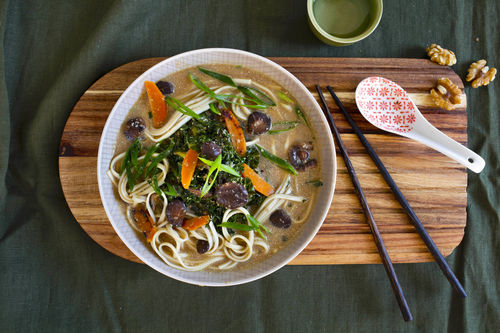 Wärmende Walnuss-Miso-Suppe mit Grünkohl, Shiitake und Udon