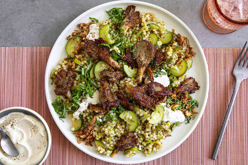 Frittierte Austernpilze auf Zucchini-Lauch-Perlencouscous