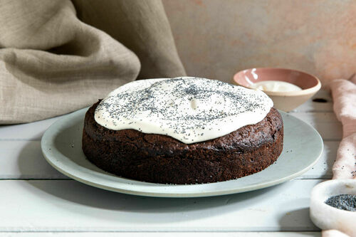 Saftiger Schokoladen-Bete-Kuchen mit Orangen-Crème-fraîche und Mohn