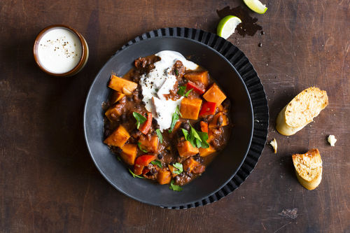 Süßkartoffel-Bohnen-Chili mit Kräuterdip und Baguette