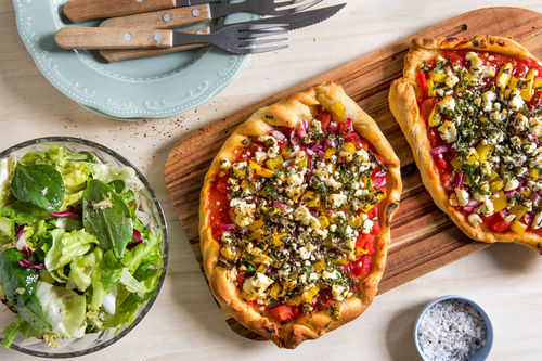 Herzhafte Paprika-Feta-Pide dazu Salat mit Granatapfeldressing