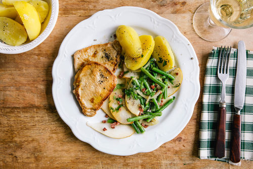 Minutensteak vom Schwein mit Salzkartoffeln und Bohnengemüse