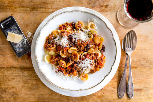 Orecchiette alla bolognese mit Oliven und geriebenem Käse
