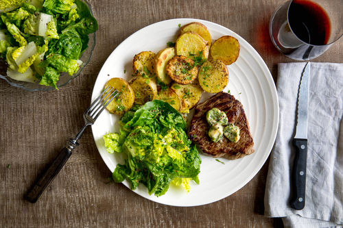 Hüftsteak mit Röstkartoffeln und Kerbel-Senf-Butter, dazu Salat