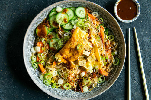 Indonesisches Tofu-Omelett mit Glasnudeln, Gemüse und Erdnusssauce