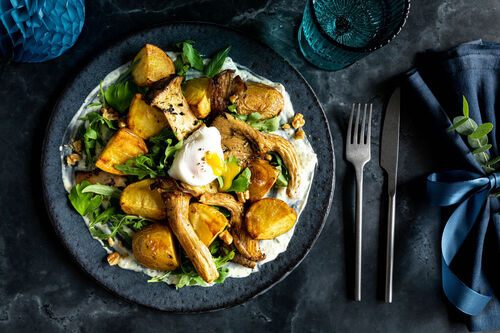 Kräuterseitlinge und pochiertes Ei mit Kartoffeln auf Kräutercreme und Rucola