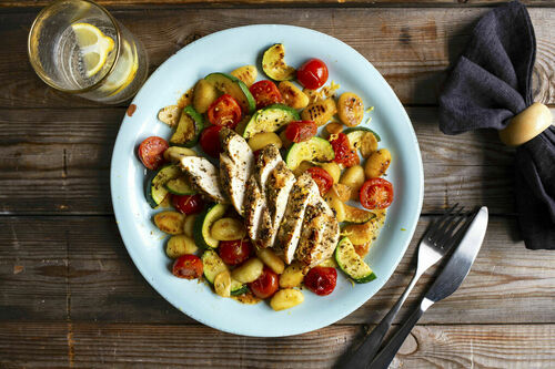 V1: Griechisches Zitronenhähnchen mit Zucchini-Gnocchi und Tomaten