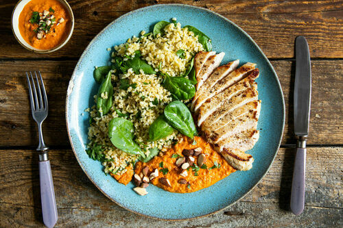 RS Aromatische Schweinesteaks mit Bulgur und Paprika-Rauchmandel-Dip