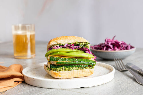 Avocado-Zucchini-Torta vegan mit Jalapeño-Kürbiskern-Pesto und Rotkohl