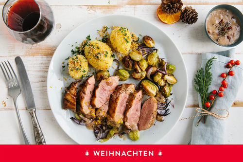 Zarte Entenbrust à l’orange mit Ofen-Rosenkohl und Kartoffeln