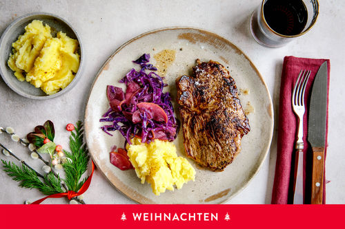 Saftiges Rinderhüftsteak mit Apfelrotkohl und Kartoffelpüree
