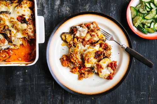 Moussaka-Auflauf mit Schweinehack, dazu Gurkensalat