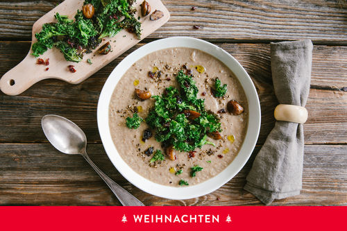 Maronen-Pilz-Cremesuppe mit Grünkohlchips und Trüffelöl