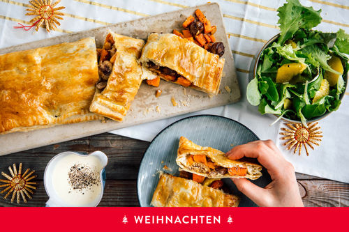 Feiner Maronen-Kürbis-Strudel mit Senfsahne und fruchtigem Salat