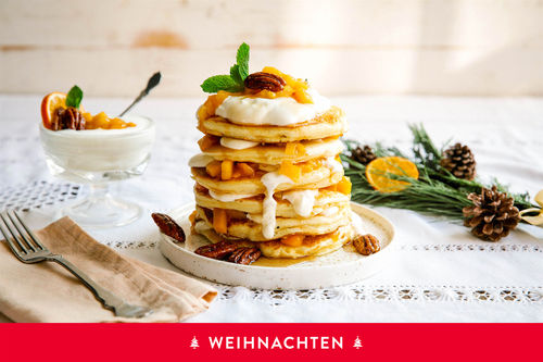 Weihnachtliche Pancakes mit Kaki-Kompott und Pekannüssen