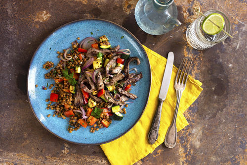 Low Carb V: Bio-Rindergeschnetzeltes auf pikantem Paprika-Linsen-Gemüse