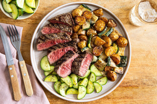Bio-Rindersteak an zweierlei Salaten mit gegrillter Zucchini, Kartoffeln und Gurke
