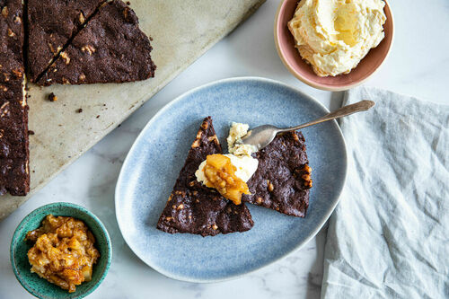 Gigantomanischer Schoko-Walnuss-Keks mit Birnenkompott und Mascarpone-Orangen-Dip