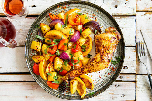 Hähnchenschenkel spanische Art mit fruchtigem Kartoffel-Paprika-Gemüse