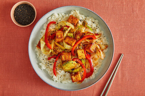 V1: Flinke Gemüsepfanne koreanische Art mit krossem Tofu und Sesam