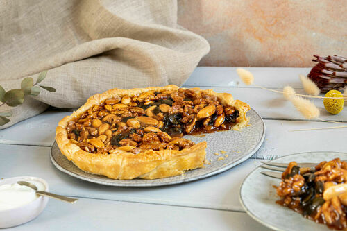 Mandel-Nuss-Tarte mit Salzkaramell und Joghurt
