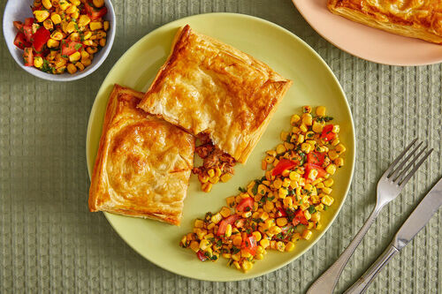 Thunfisch-Käse-Blätterteigtaschen dazu Maissalat mit würziger Chimichurri