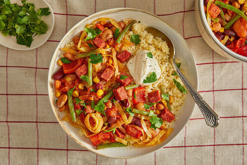 RS Chorizo-Bohnen-Eintopf auf Couscous mit Mixgemüse und Crème fraîche