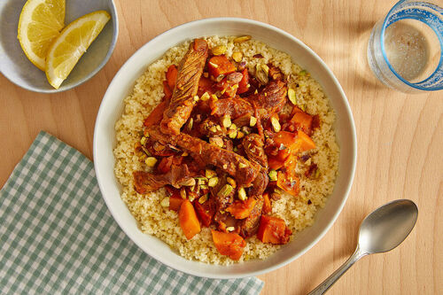 Winterlicher Kürbiseintopf mit Rind mit Zitronencouscous und Pistazien