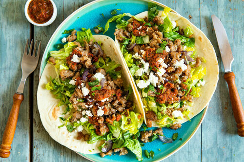 TBR: Tacos mit Schweinehack und Feta dazu Paprikasalsa und Salat mit Koriander
