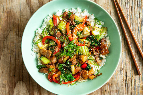 Geschmorter Schweinebauch mit gebratenem Gemüse und Sushireis