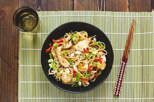 Bunte Asia-Bratnudelpfanne mit Hähnchen und Gemüse