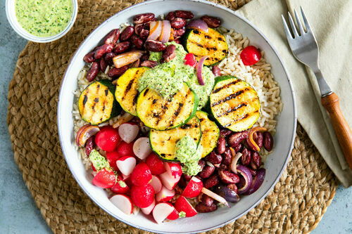 Mexikanische Zucchini-Reis-Bowl mit grüner Salsa und Radieschen