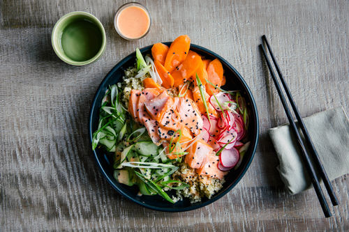Quinoa-Bowl mit Lachs und Sriracha-Mayonnaise