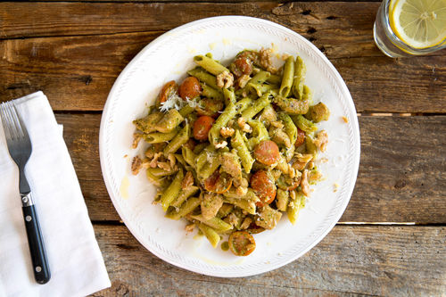 Hähnchen-Penne mit Tomaten und Walnuss-Basilikum-Pesto