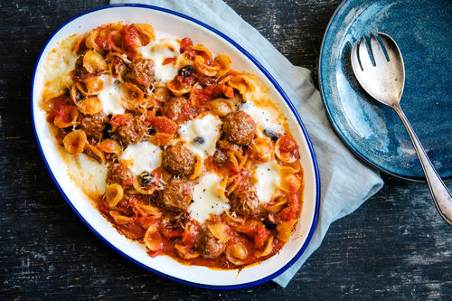 Überbackene Orecchiette mit Rinderhackbällchen und Mozzarella