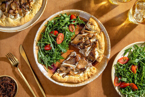 Austernpilz-Galette mit Ziegenfrischkäse dazu Rucola-Tomaten-Salat mit Dill