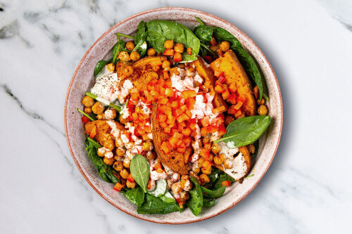 Süßkartoffel-Kichererbsen-Bowl mit Spinat und Crème fraîche