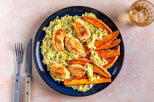 Bio-Hähnchenmedaillons in Lauch-Rahmsauce mit Süßkartoffeln