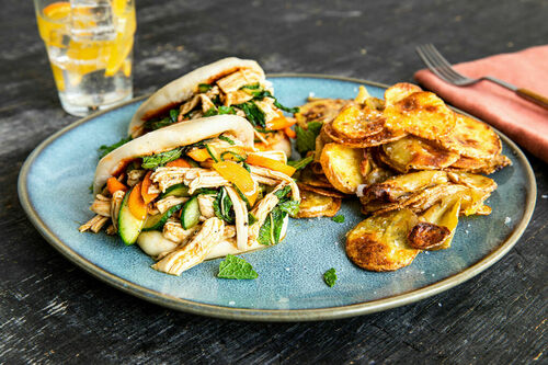 Gua Bao mit Hoisin-Hähnchen & Gemüse dazu knusprig gebackene Kartoffeln