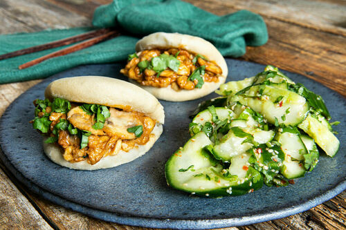 Champignon-Erdnuss-Baos vegan mit chinesischem Gurkensalat