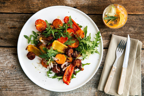 V: Bunter Rucolasalat mit Ei mit Süßkartoffeln und Kirschtomaten